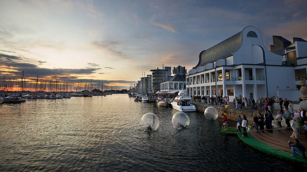 Dunkers kulturhus ligger vackert vid hamnen i Helsingborg. 