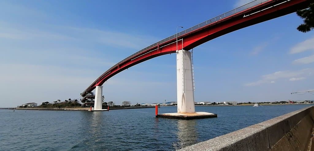 鳥居崎海浜公園側から見た中の島大橋