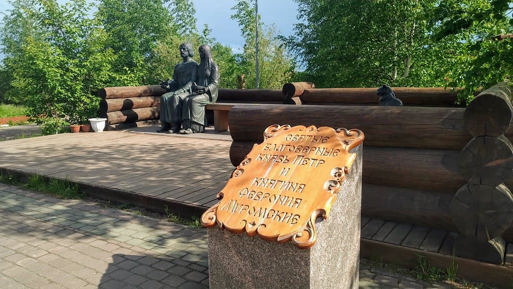 Памятник Петру и Февронии Муромским, Сургут.