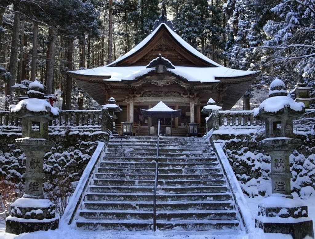 1851（嘉永4）年に再建されたという雪を戴いた「本堂」です。