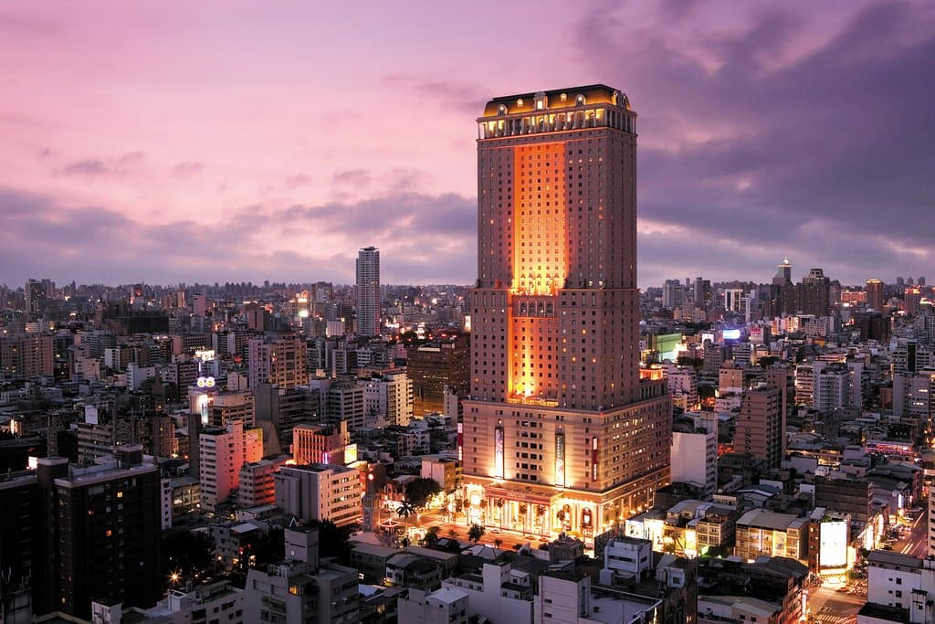 漢神百貨與漢來新世界中心大樓