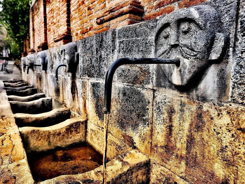 Una simpatica fontana nei pressi del Castello, in pieno centro storico.