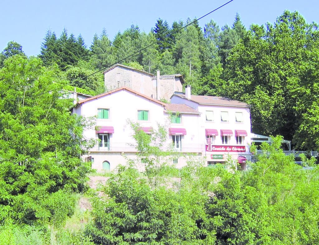 Notre établissement dans sa nature environnante, aux pieds de la rivière Le Gardon, du fameux chemin de randonnée RL Stevenson, et de la célèbre Route de la Corniche...