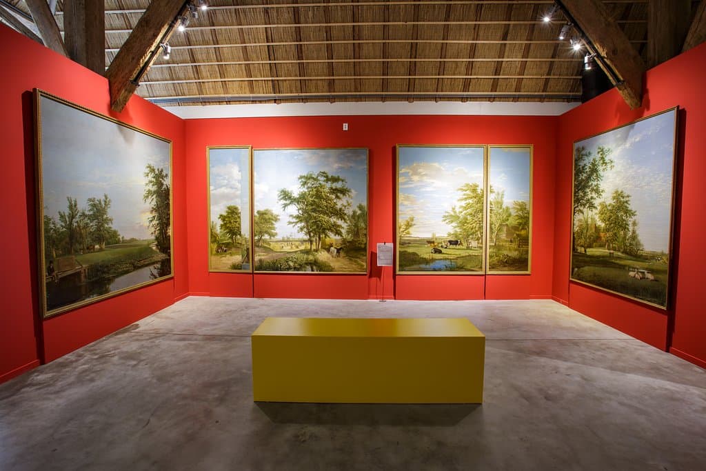 Dit is de 'Nachtwacht' van het Fries Landbouwmuseum, het is een  muurschilderij dat gemaakt is als behang. Oorspronkelijk bestond het uit 4 delen maar nu uit 6 delen. Dat komt door de vele verhuizingen die dit behang heeft meegemaakt. Het is een Fries landschap uit 1840, de ploeg in het schilderij is terug te vinden in het museum. Een diplomaat nam het schilderij ooit mee naar Frankrijk en na vele omzwervingen en restauraties hangt het nu in het Fries Landbouwmuseum.