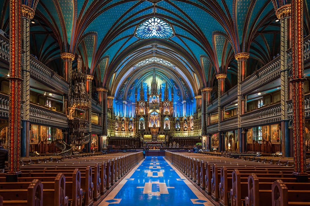 Interior from the main aisle. Intérieur depuis l'allée centrale.