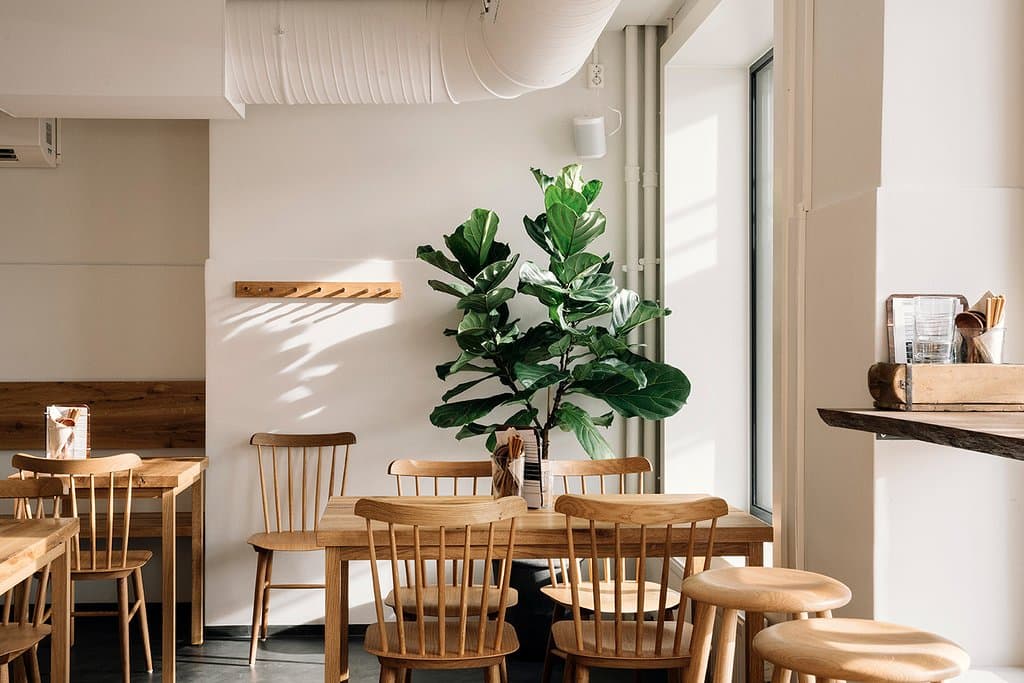 På Hrímnir utforsker vi tradisjonelle kulinariske teknikker fra Norden og Japan - blant annet røyking, preservering, fermentering og grilling - og skaper en ny dimensjon av den tradisjonelle japanske retten ramen. Hrímnir betyr “dekket av sot/aske” og kommer fra gammelt norrønt språk. Vi bruker fantastiske lokale, sesongbaserte, økologiske og ville ingredienser fordi vi tror på å støtte lokale økonomier, ansvarlig miljøforvaltning og sunn mat. Ved å utforske de to regionene parallelt utvikler vi