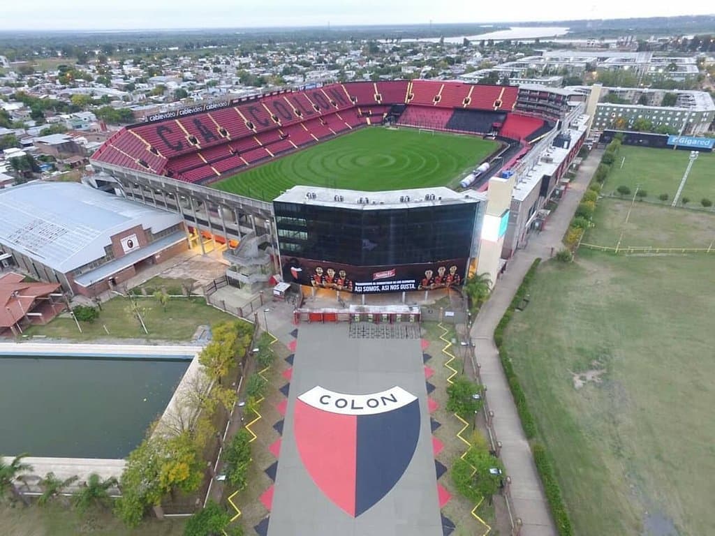 Imponente, legendario y mítico Estadio, Inaugurado por Eva Perón en diciembre de 1947, donde el Santos de Pele perdio su invicto de 43 partidos, donde la Selección Nacional Argentina que venia de obtener su mayor logro internacional hasta ese momento, habiendo salido campeón de la "Copa 4 Naciones 1964" fuera derrotado por Colón por 2 a 0 y también donde el Peñarol de Montevideo multicampeon cayó derrotado, como tantos otros campeones a lo largo de su historia