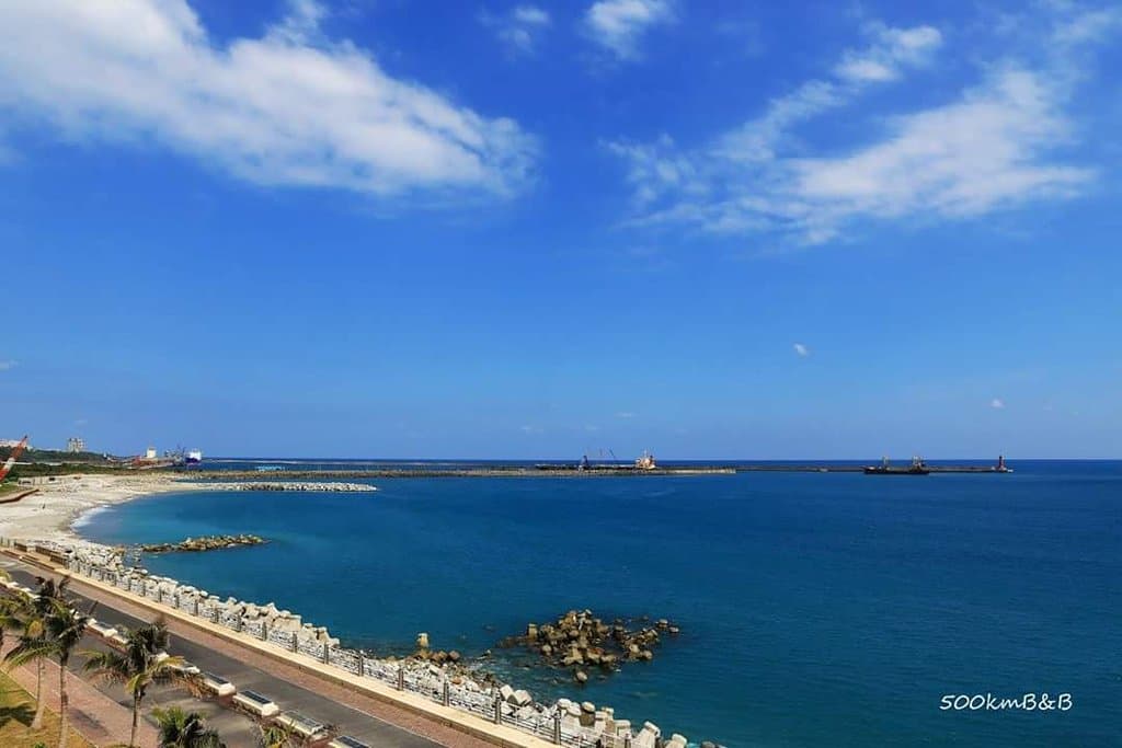 民宿後方花蓮港出海口燈塔