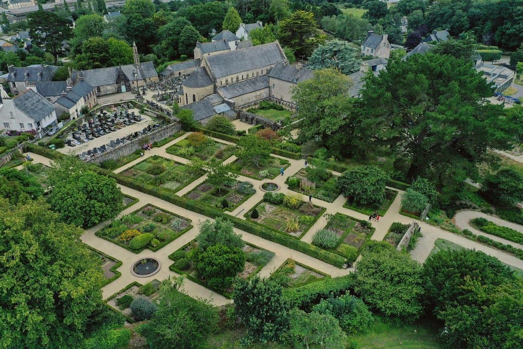 Vue aérienne des terrasses de plantes médicinales de l'Abbaye de Daoulas.
(c)Droneofvisuals
