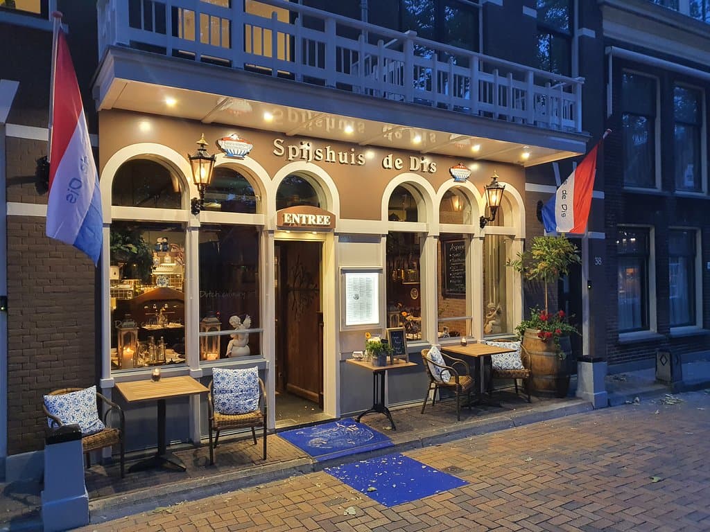 Nieuwe geschilderde gevel bij avondlicht