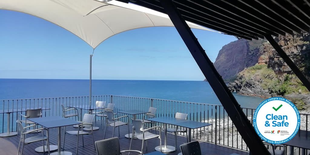 Esplanada com vista mar e Cabo Girão