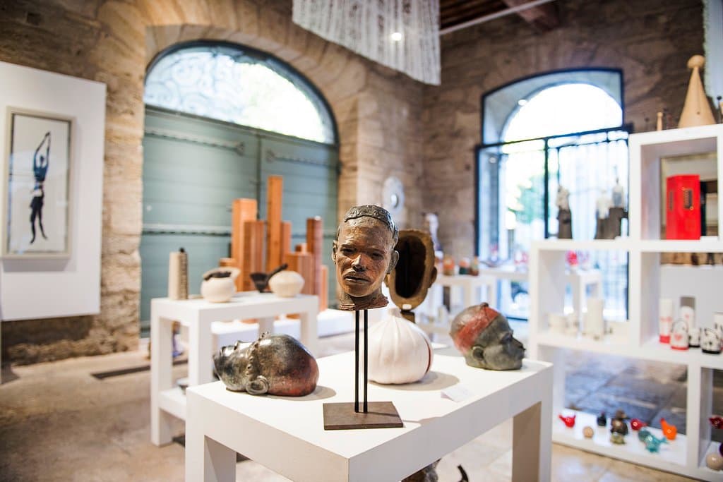 La Maison des métiers d’art de Pézenas propose à la vente plus de 1000 créations métiers d’art, façonnées à la main en pièces uniques ou en petites séries, par des créateurs dans leur atelier d’art, situés en France .