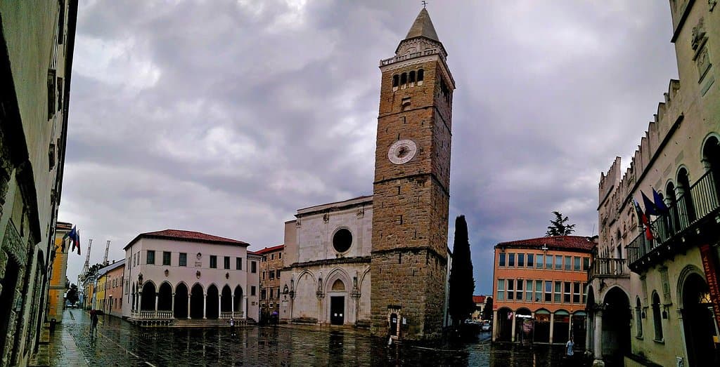 Panoramica di Piazza Tito