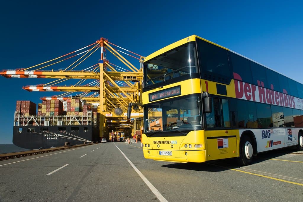 HafenBus auf dem Containerterminal in Bremerhaven.
