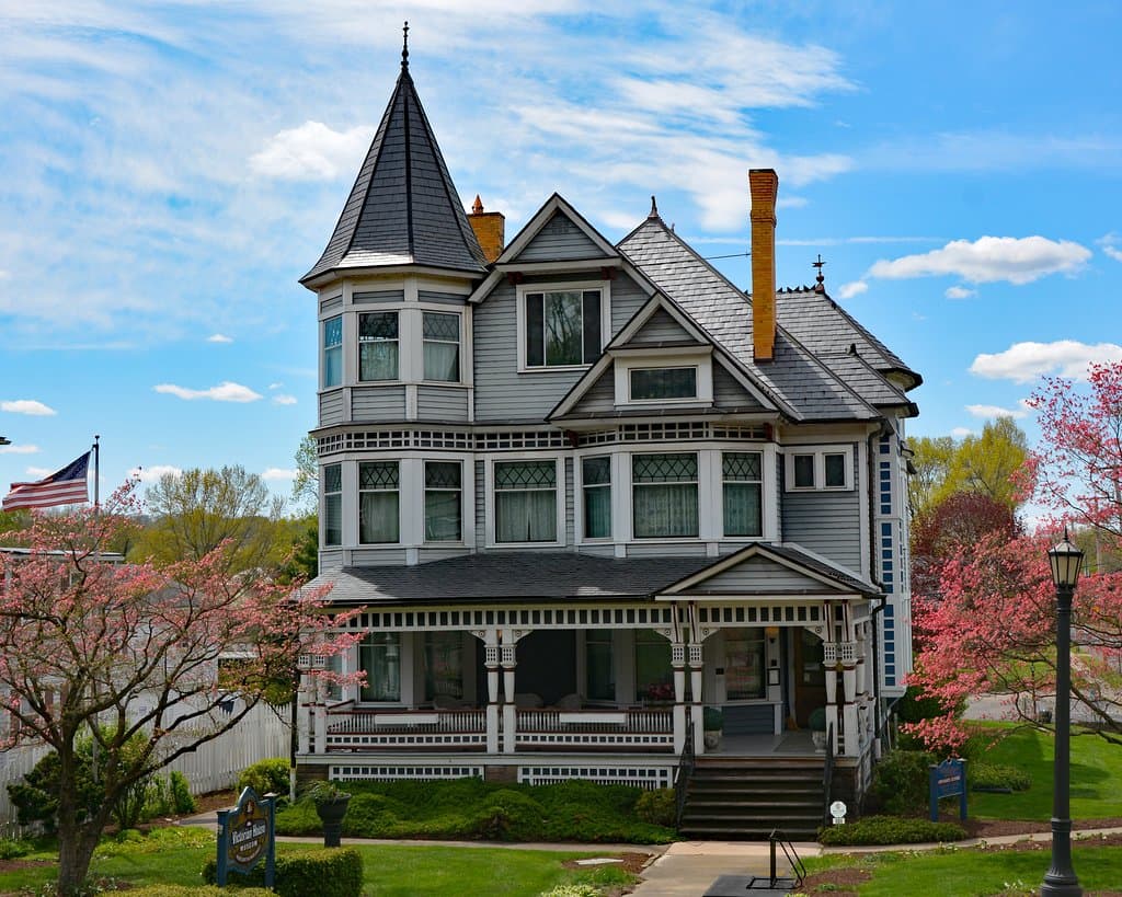 28 Room Victorian Mansion in Historic Millersburg, OH
