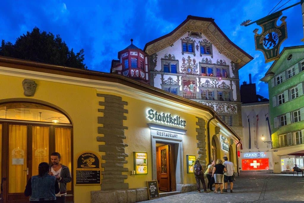 Im Herzen der Luzerner Altstadt steht das unter Denkmalschutz stehende Restaurant Stadtkeller mit hauseigenem Bier. Das Viergeschossige Steinhaus mit gotischem Charakter und dem polygonalen Erkertürmchen ist ein Sinnbild der Luzerner Geschichte. Um Beginn des 16. Jh. erbaute Schultheiss Alfons Sonnenberg den Stadtkeller und bereits im Jahre 1876 wurde im Hochparterre des Wohnhauses ein Gastbetrieb geführt. Diese Tradition überlebte manch eine Generation.
