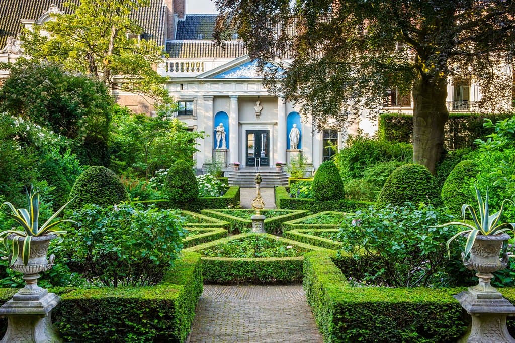 Binnentuin met zicht op het Koetshuis
Foto: Peter Kooijman