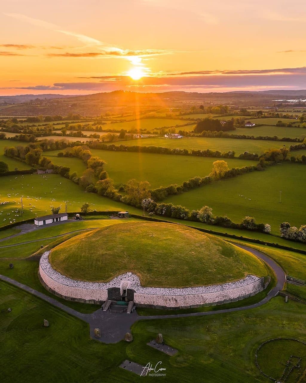 Have you ever seen a more glorious sunset than at the prehistoric site of Newgrange? ☀️ #FillYourHeartWithIreland

📍 Newgrange, County Meath

📸 instagram.com/irelandbydrone.ie/