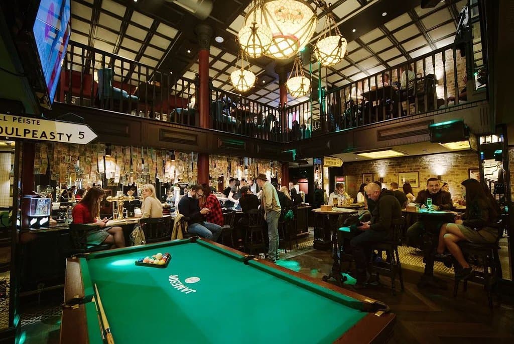 Основной зал в Irish Pub - самое атмосферное место для встреч.