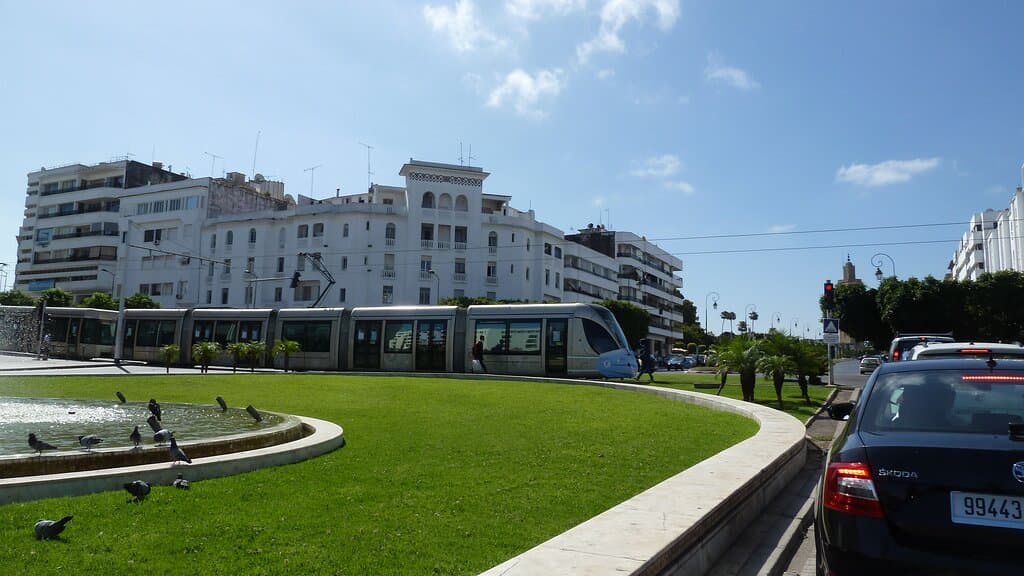 Die TRAM hält am Bf. 