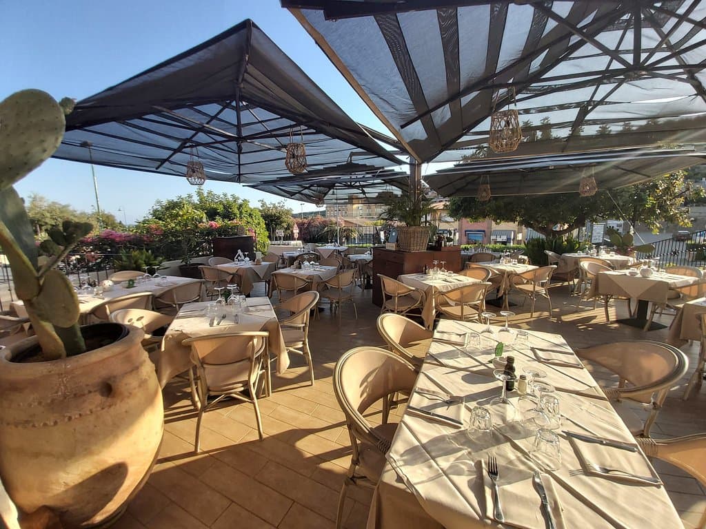 sala superiore, atmosfera e relax per piacevoli serate d'estate