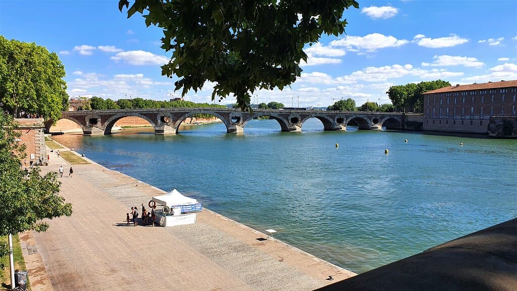 Quai de la Daurade départ des croisières sur le Canal du Midi et la Garonne