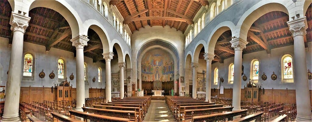 Une église du 19ème inspirée de l'ancienne basilique Saint-Jean et Saint-Paul de Rome, inscrite en 2006 par les M.H.
