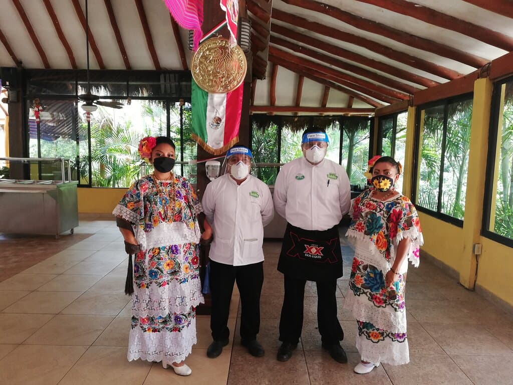 nuestro personal cuenta con los cursos necesarios así como saber como atender a nuestros visitantes con la máxima seguridad. 