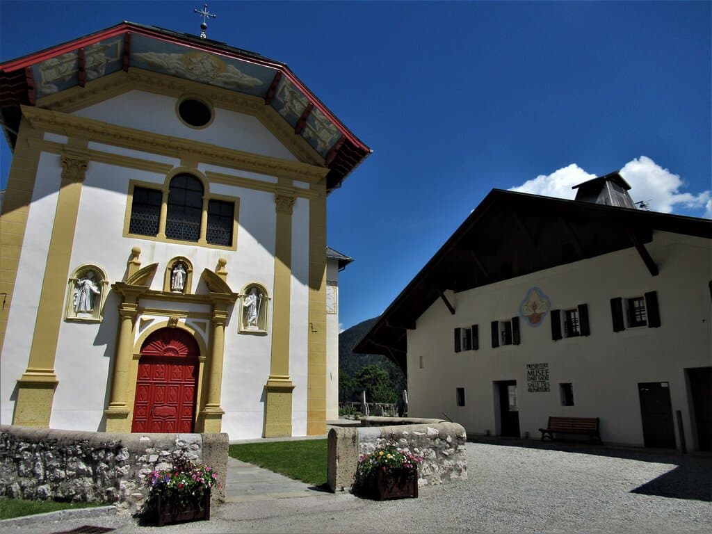 Juste à côté de l'église