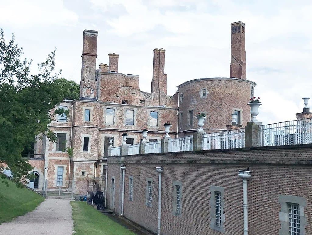 Vue de l'aile des cuisines et du château de Randan. Crédit photo SALAT Christophe - https://www.instagram.com/kiys.s/