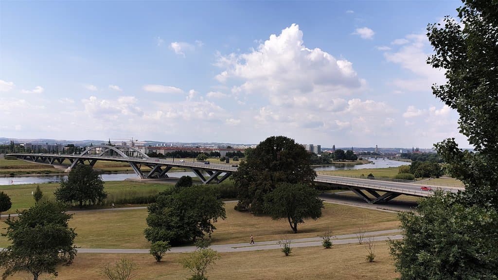 Umgebung der Brücke, Dresden rechts am Horizont