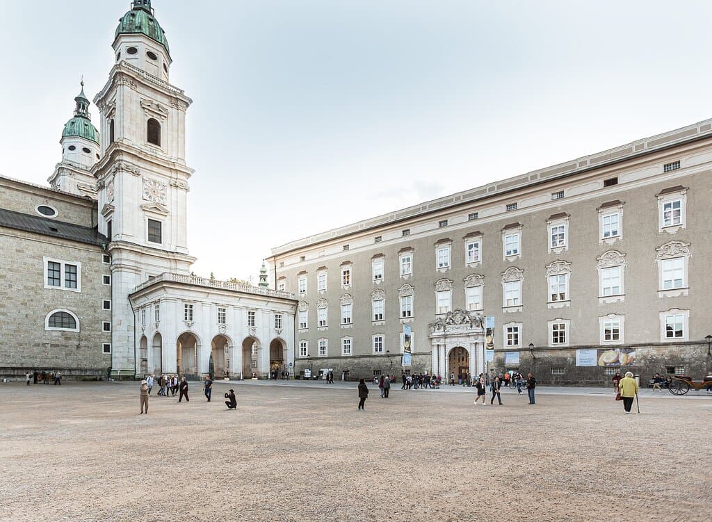 Residenzplatz mit Hauptfassade der Salzburger  Residenz und Haupteingang des DomQuartiers, Terrasse auf den Dombögen und Salzburger Dom als Verbindung des Rundgangs in alle Museem/Ausstellungsbereiche.