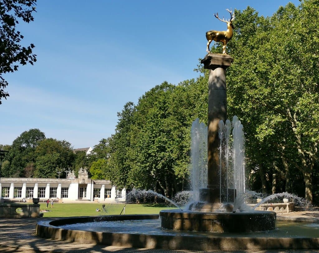 Brunnen mit goldenem Hirsch
