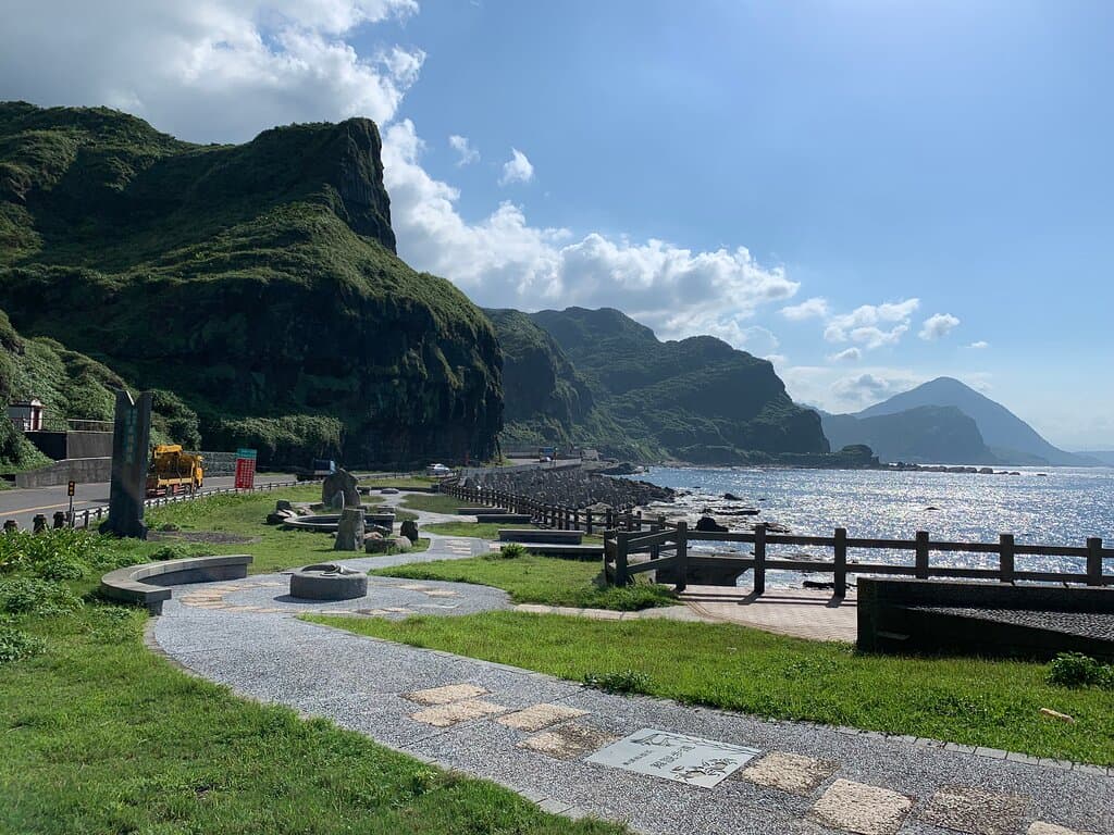 Fotostop auf dem Old Caoling Circle-lined Bikeway auf der Küstenstraße im Norden
