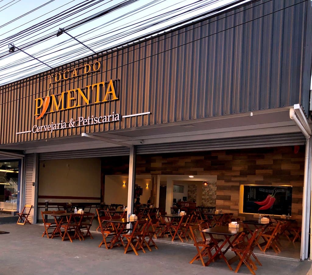 Nosso estabelecimento no finalzinho da tarde, bem aconchegante, assombreado, com mesas ao ar livre e arejado!