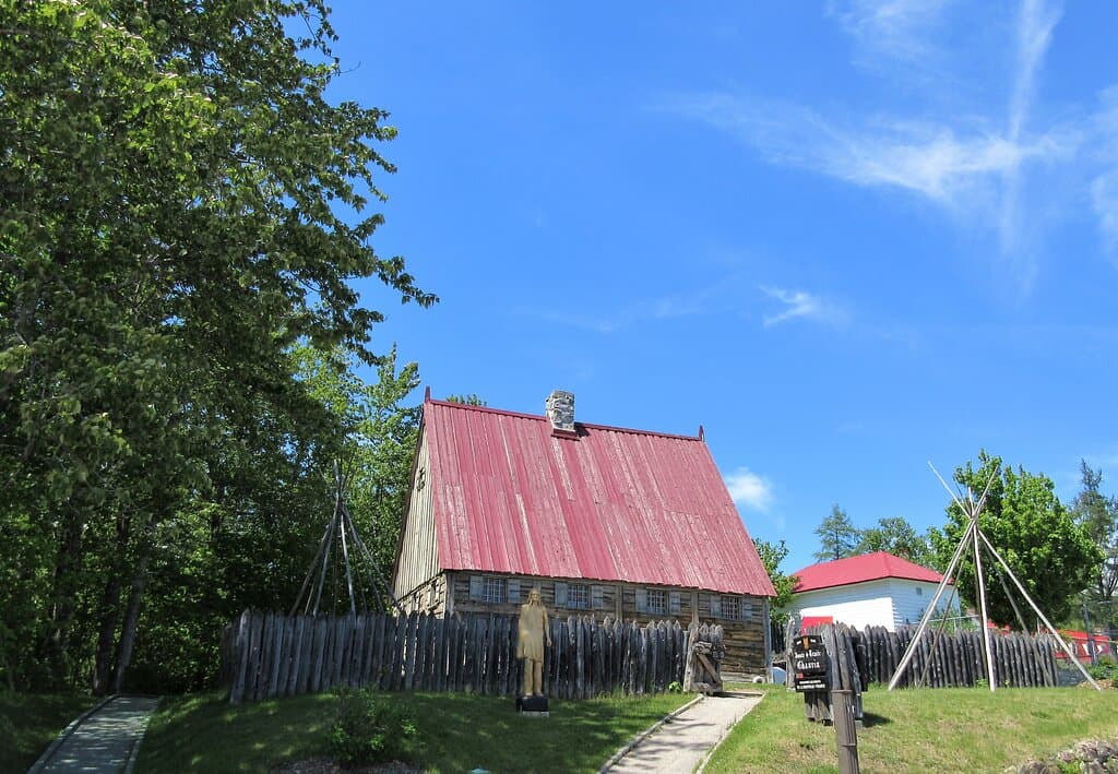 Poste de Traite Chauvin, 157, rue Bord-de-l'Eau. C'est une réplique du premier poste de traite au Canada érigé à Tadoussac en 1600.