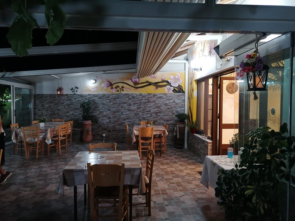 «Τ' ΑΛΩΝΙΑ» Παραδοσιακή Ελληνική Ταβέρνα