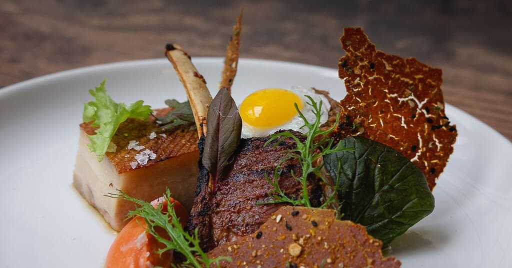 WILD BOAR 
Smoked wild chop, boar “matambre”,
farm carrots, mamey butter,
wild boar jus
Antonella Re / @anto.re