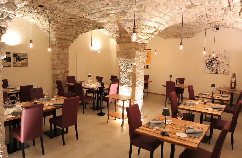 Bellissima la sala con pietre a vista e soffitti a volta