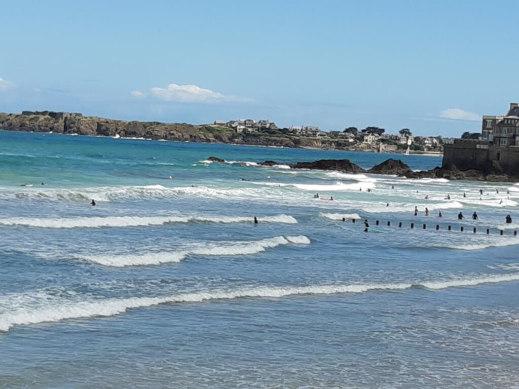 Les vagues, qui déferlent sur la plage de Rochebonne, attirent beaucoup d'amateurs de surf.