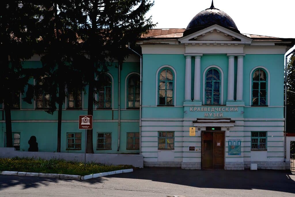 Здание курского областного краеведческого музея. 

Архиерейский дом, памятник архитектуры, построен в 1816-1826 гг., архитектор А.И. Мельников.
Входит в ансамбль Знаменского монастыря. 
Музей располагается в здании с 1926 г. 