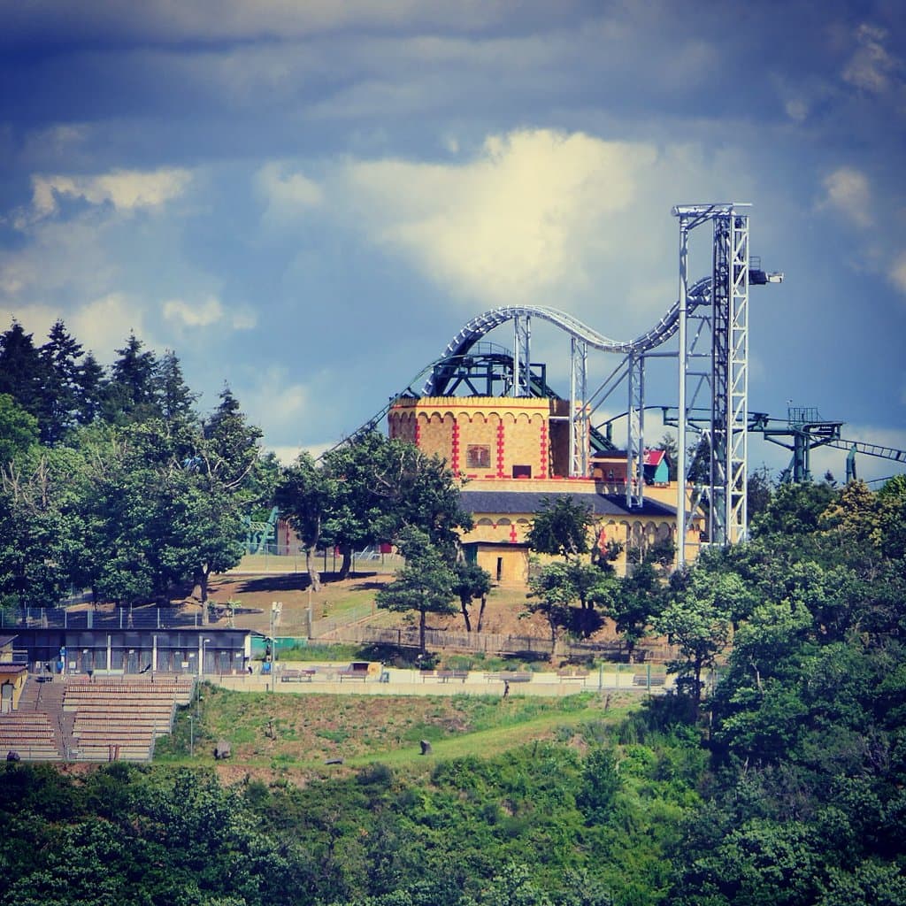 Falknerei im Vordergrund und im Hintergrund die Burg rund um Kuniberts Abenteuer den Rittersturz und die Achterbahn die Heiße Fahrt