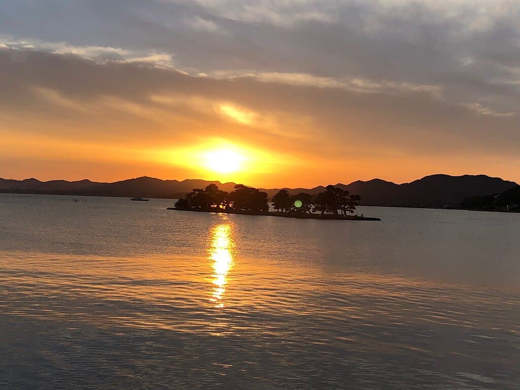 Sunset Lawn Lake Shinji