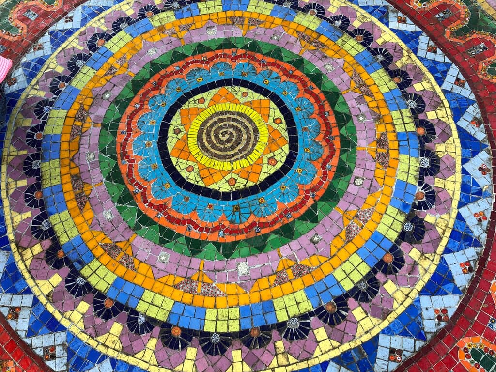 Mosaik im Hotelpark 