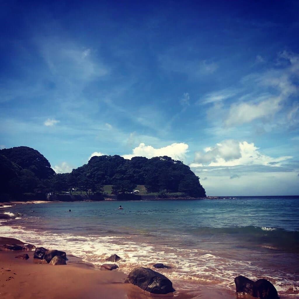 Linda praia, águas cristalinas. Não muito cheia. Foi um belo dia, o sol brilhou o dia todo. Um lugar que amo muito.
