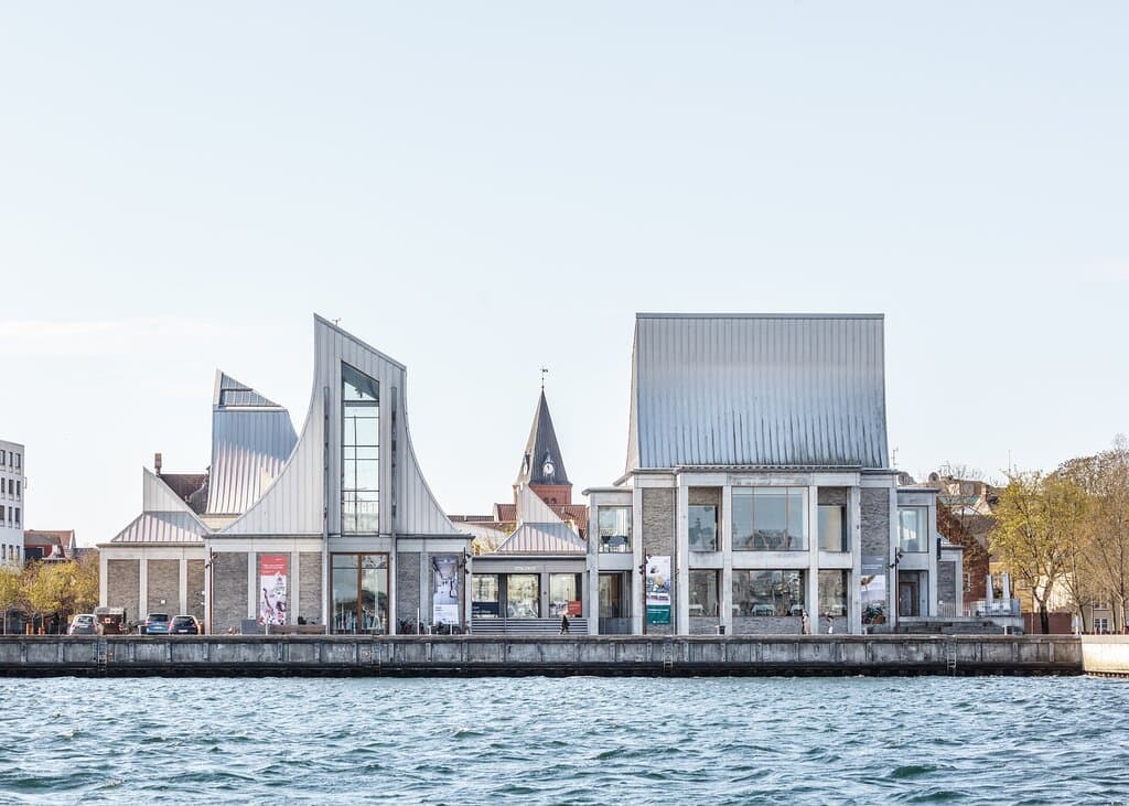 Utzon Center ligger ved havnen i Aalborg. Og med udsigt til vandet og Limfjorden. Lige der, hvor Jørn Utzon selv gik ture som dreng, når han skulle besøge sin far, der arbejdede på skibsværftet. 

Foto: Rasmus Hjortshøj