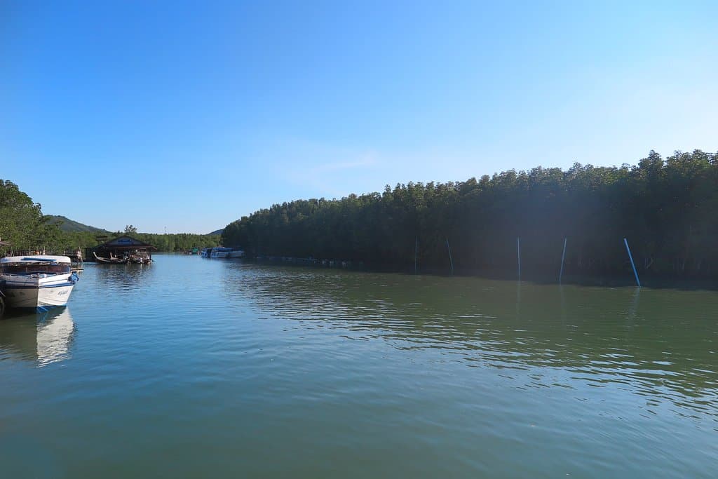 บรรยากาศบริเวณท่าเทียบเรือ ครับ