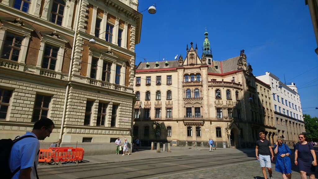 Vstup do kostnice je v místě, kde jsou tři osoby vpravo