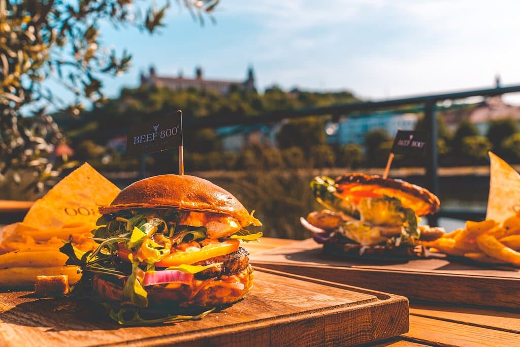 Leckere Burger auf der Terrasse direkt am Main genießen