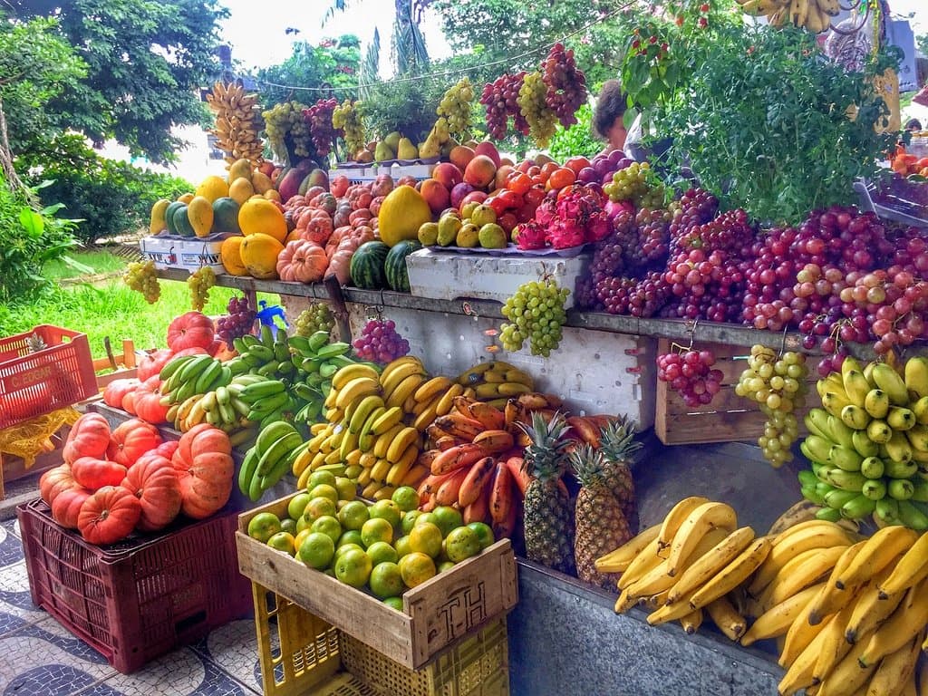 Banca de frutas no local.